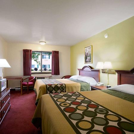 Super 8 By Wyndham Eau Claire Wi Hotel Екстериор снимка