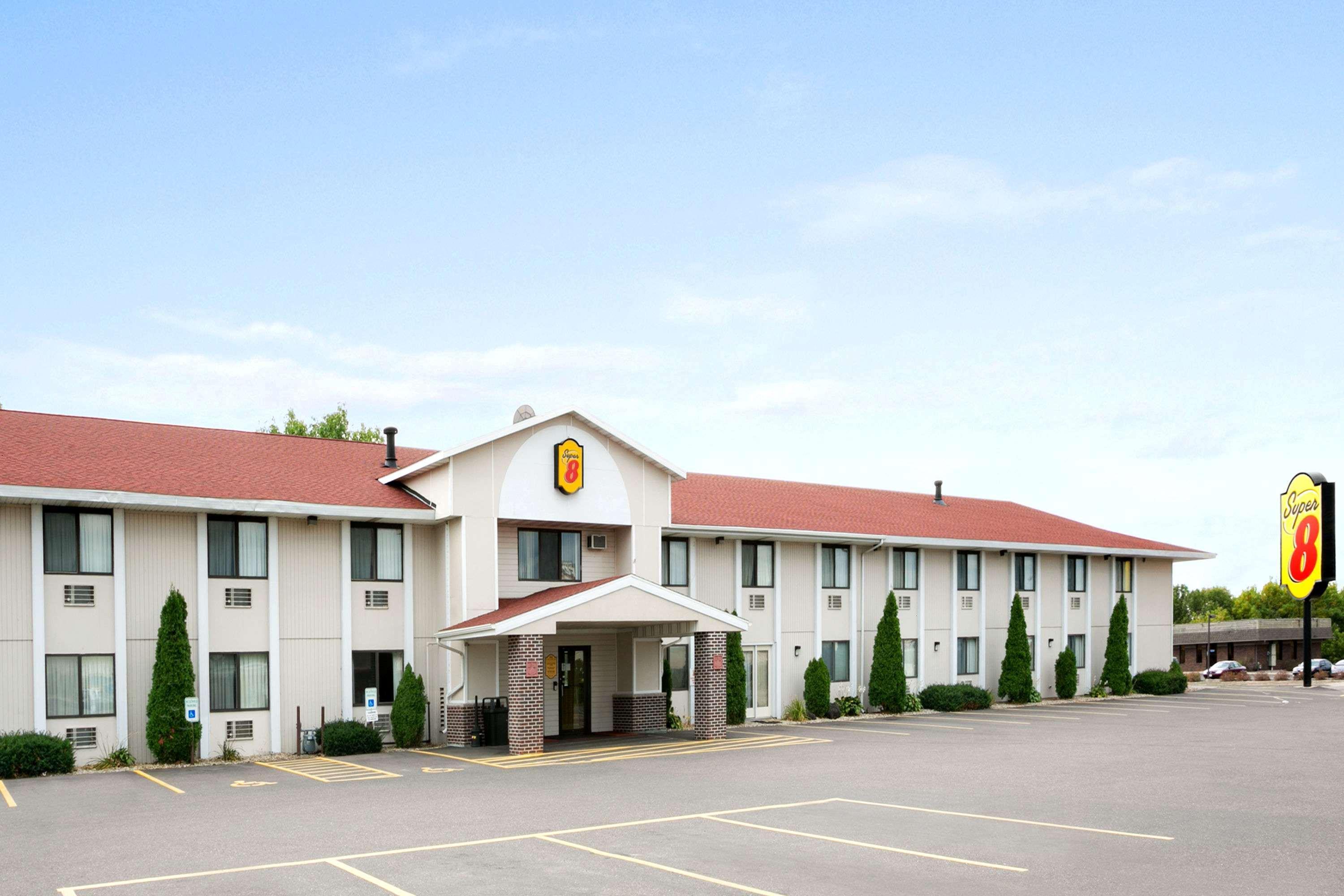Super 8 By Wyndham Eau Claire Wi Hotel Екстериор снимка