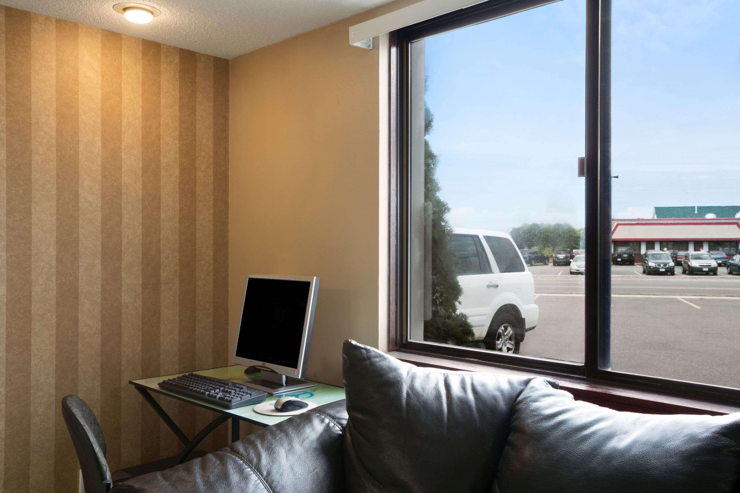 Super 8 By Wyndham Eau Claire Wi Hotel Екстериор снимка