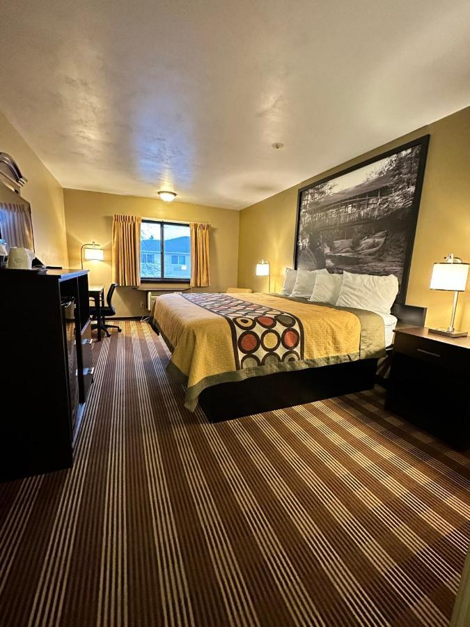 Super 8 By Wyndham Eau Claire Wi Hotel Екстериор снимка