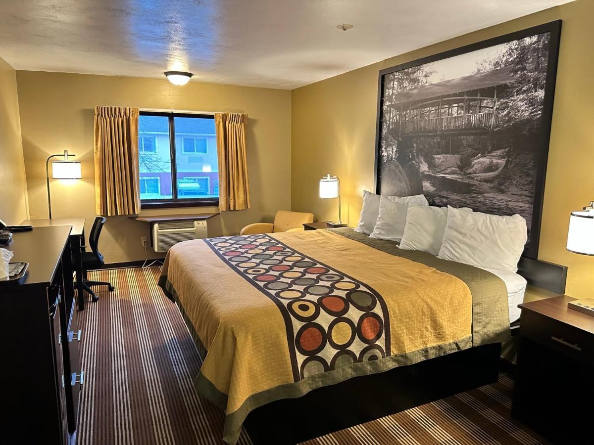 Super 8 By Wyndham Eau Claire Wi Hotel Екстериор снимка