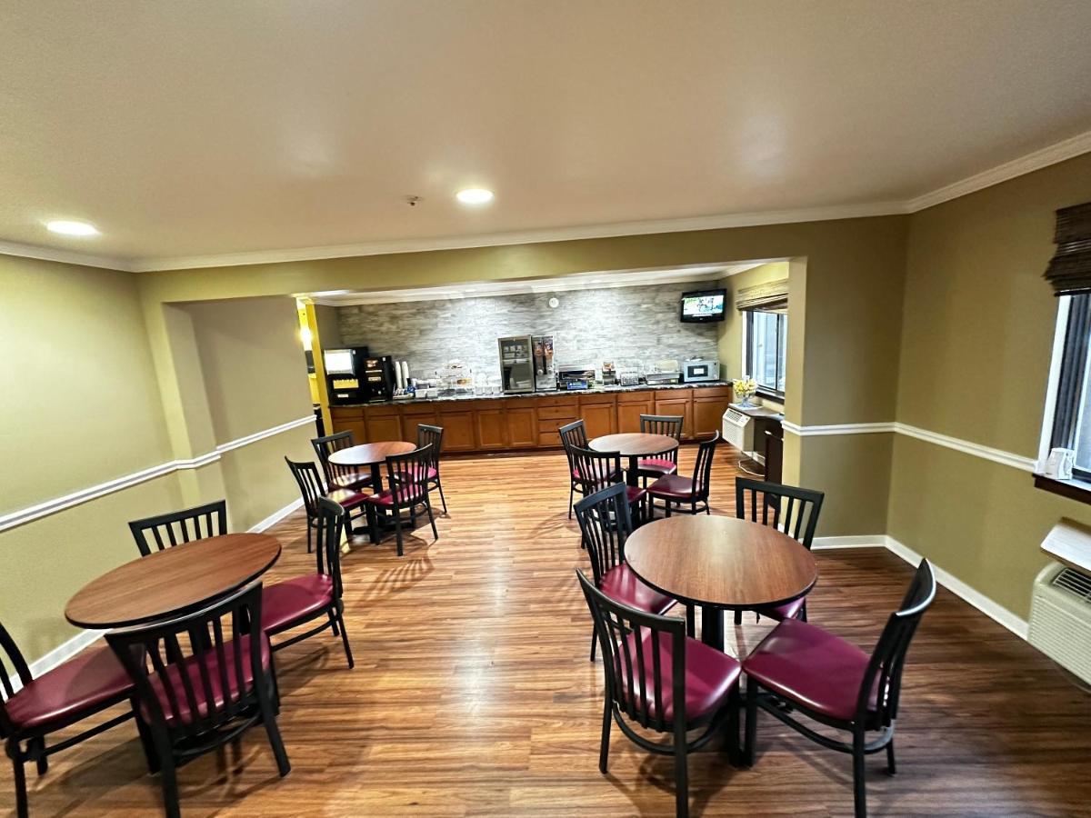 Super 8 By Wyndham Eau Claire Wi Hotel Екстериор снимка
