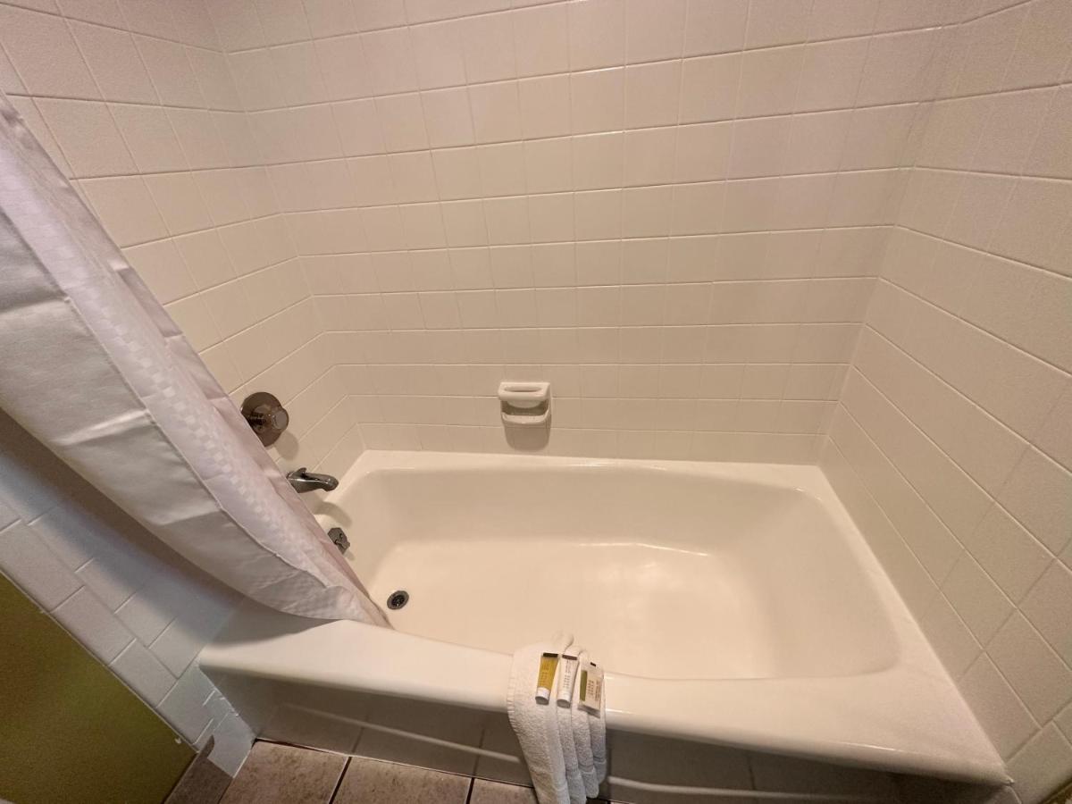 Super 8 By Wyndham Eau Claire Wi Hotel Екстериор снимка
