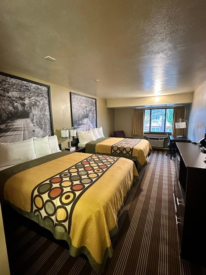 Super 8 By Wyndham Eau Claire Wi Hotel Екстериор снимка
