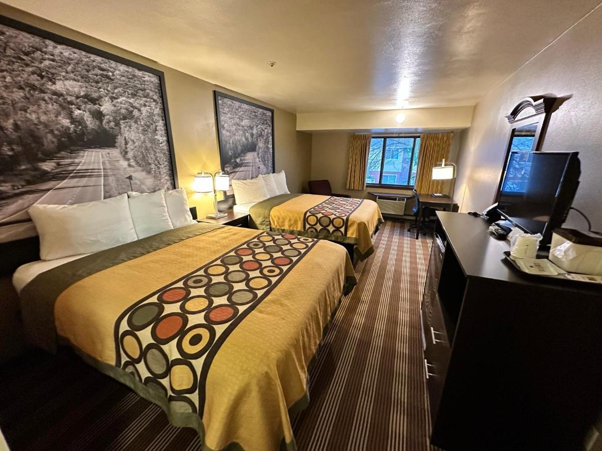 Super 8 By Wyndham Eau Claire Wi Hotel Екстериор снимка