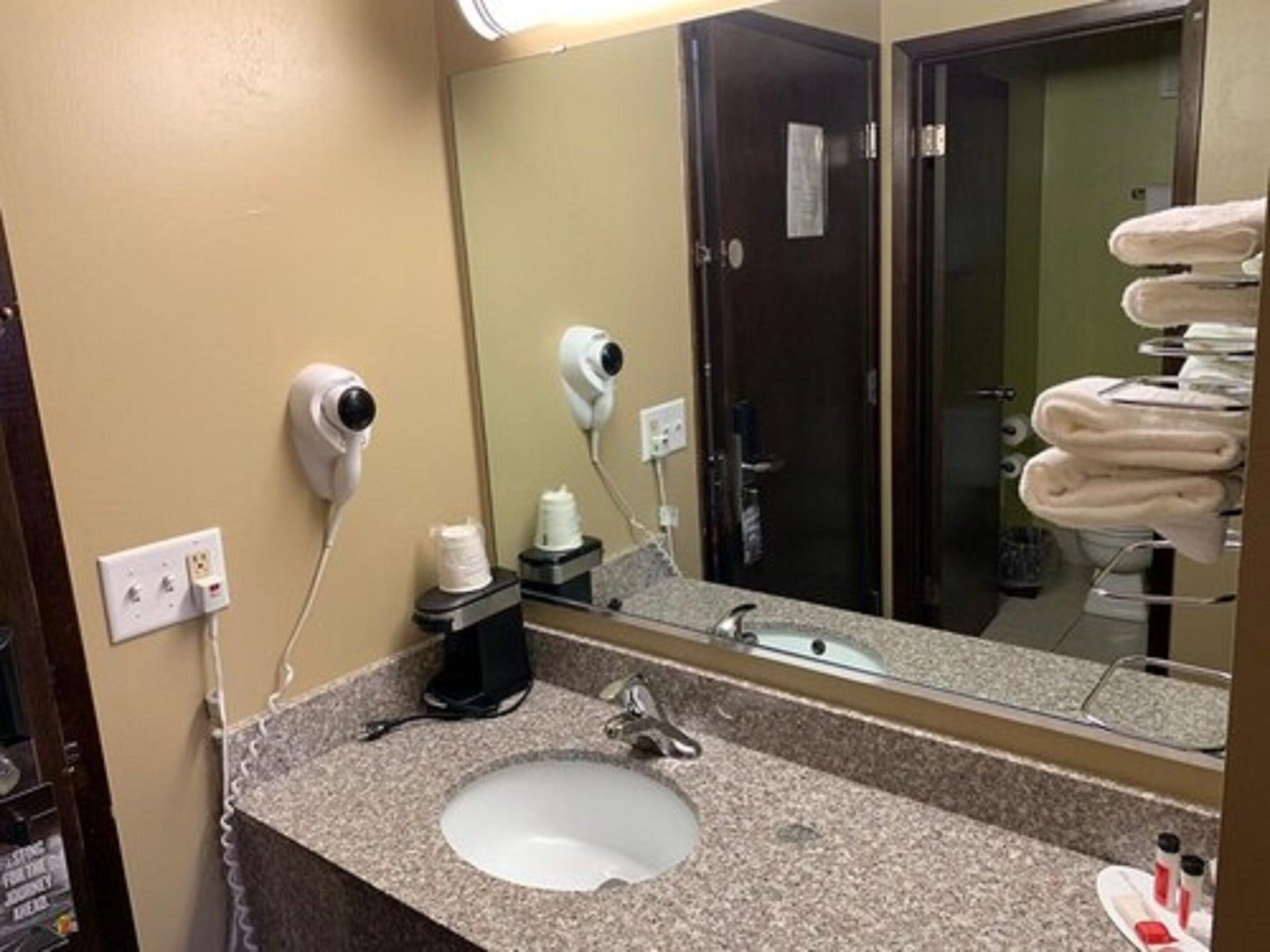 Super 8 By Wyndham Eau Claire Wi Hotel Екстериор снимка