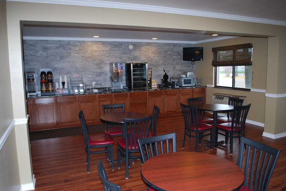 Super 8 By Wyndham Eau Claire Wi Hotel Екстериор снимка