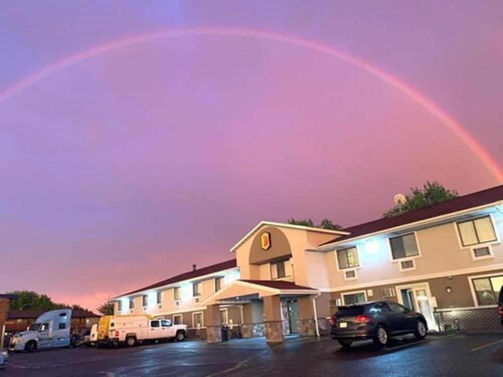 Super 8 By Wyndham Eau Claire Wi Hotel Екстериор снимка
