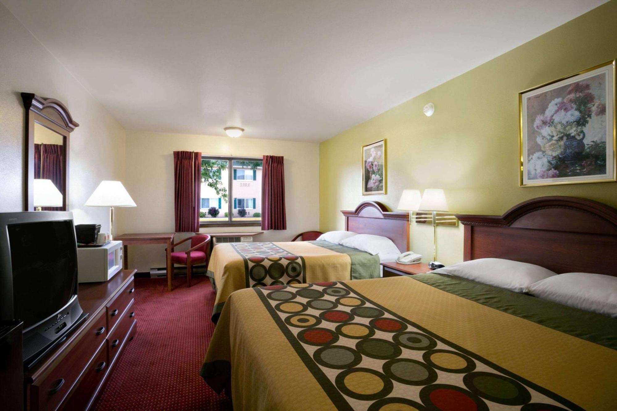 Super 8 By Wyndham Eau Claire Wi Hotel Екстериор снимка
