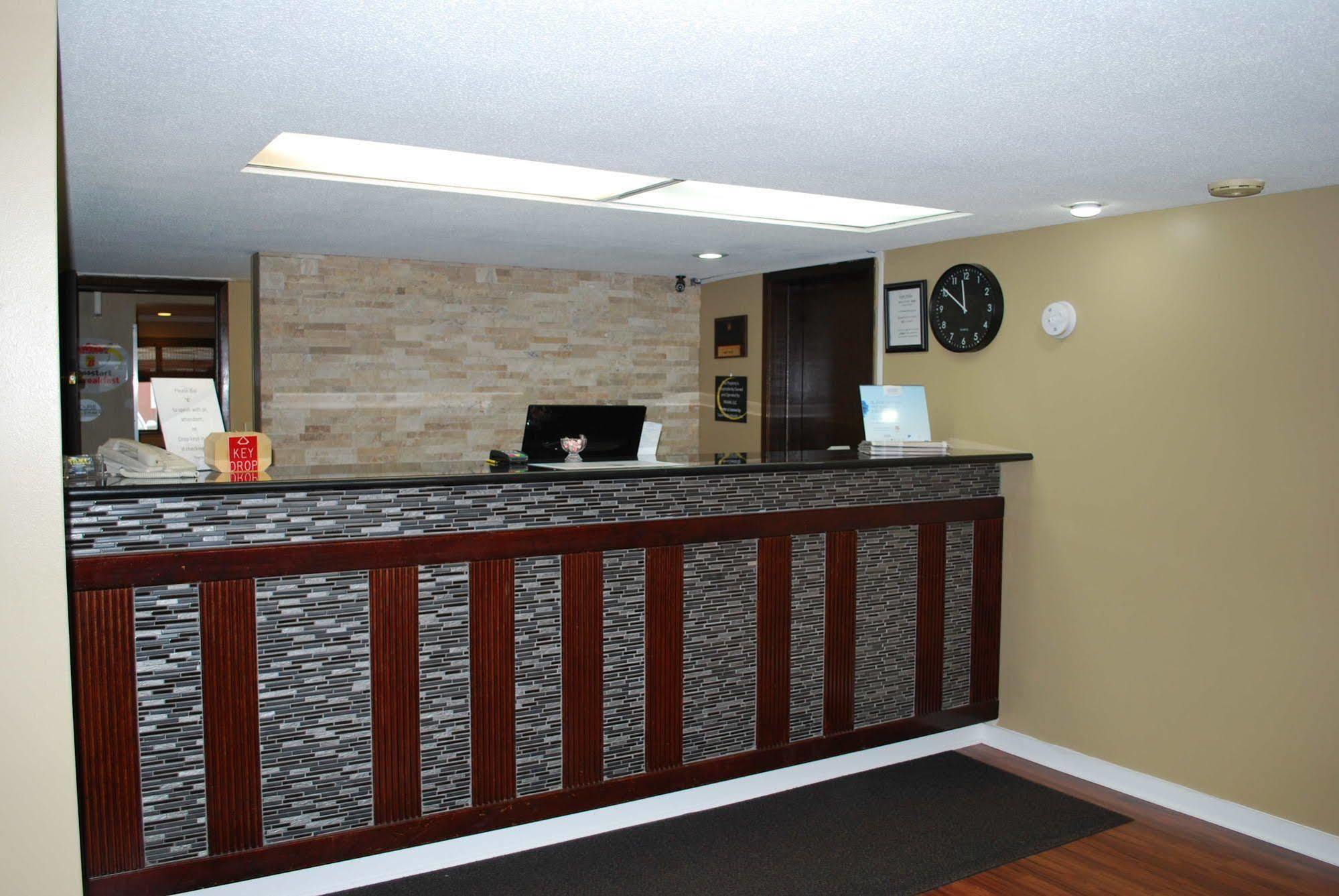 Super 8 By Wyndham Eau Claire Wi Hotel Екстериор снимка