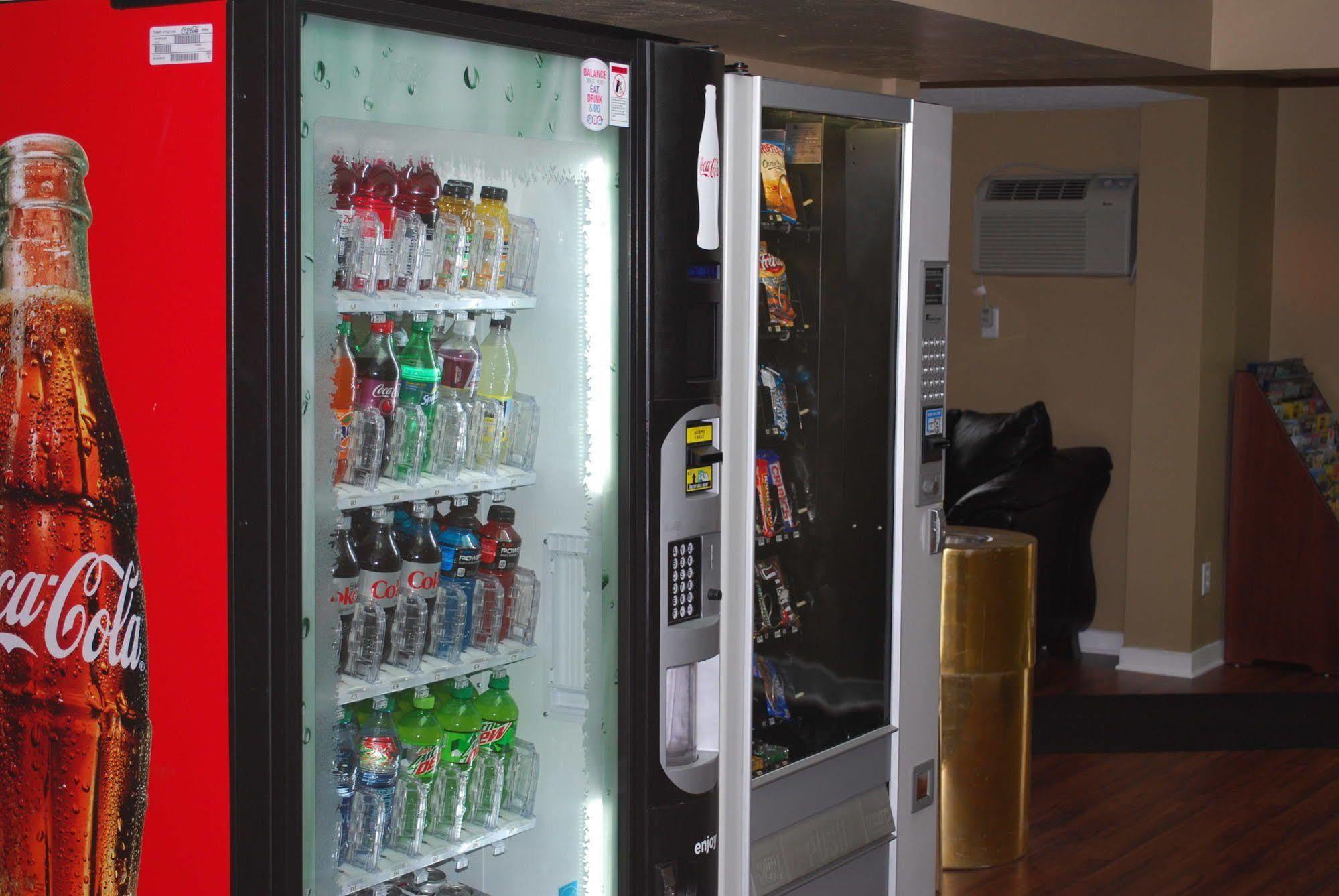 Super 8 By Wyndham Eau Claire Wi Hotel Екстериор снимка