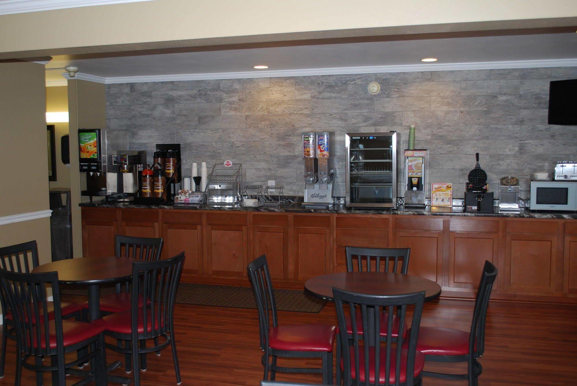 Super 8 By Wyndham Eau Claire Wi Hotel Екстериор снимка
