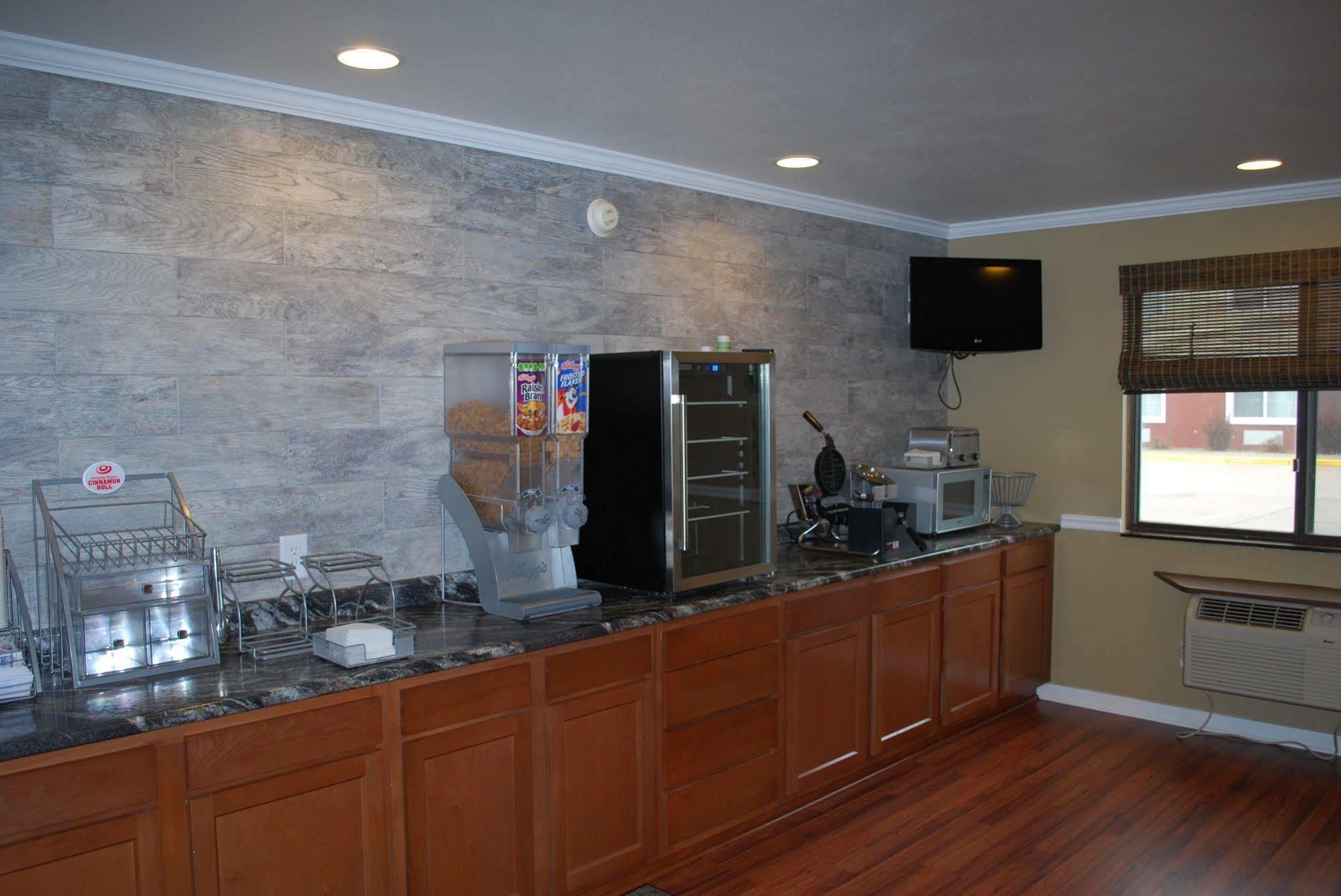 Super 8 By Wyndham Eau Claire Wi Hotel Екстериор снимка
