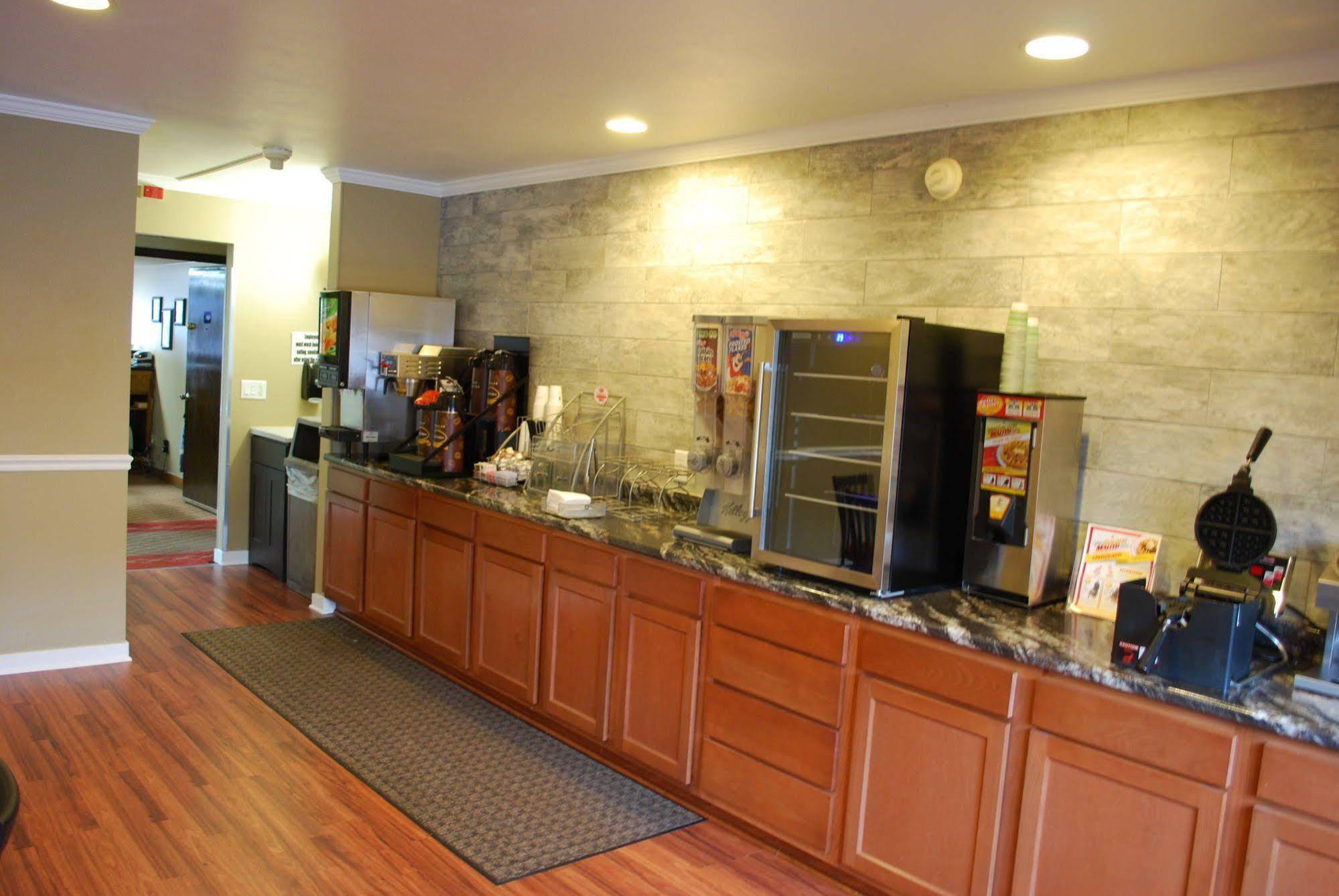 Super 8 By Wyndham Eau Claire Wi Hotel Екстериор снимка