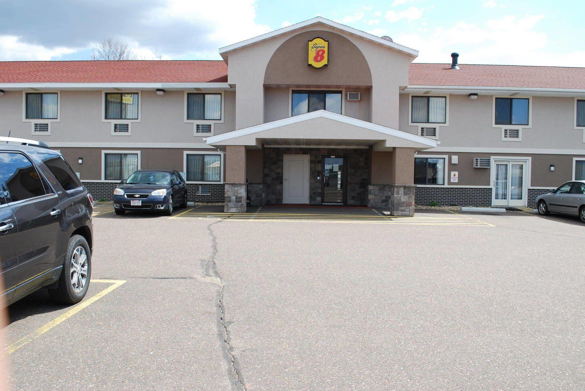 Super 8 By Wyndham Eau Claire Wi Hotel Екстериор снимка
