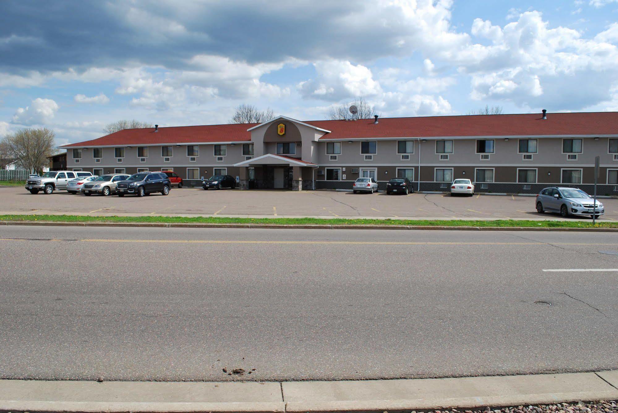 Super 8 By Wyndham Eau Claire Wi Hotel Екстериор снимка