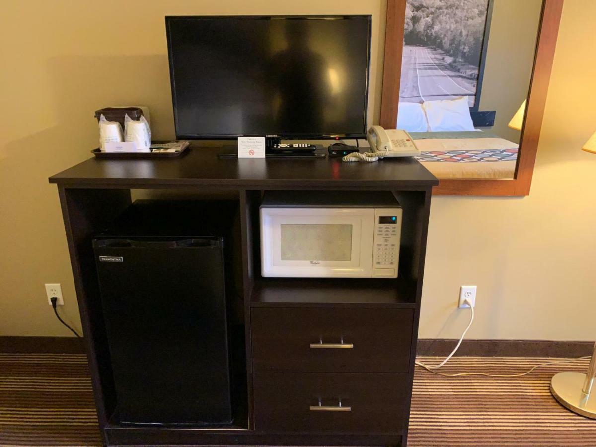 Super 8 By Wyndham Eau Claire Wi Hotel Екстериор снимка