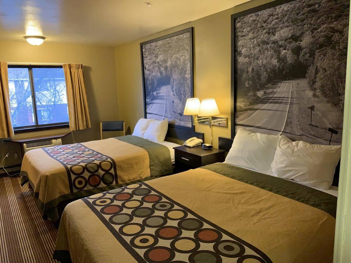 Super 8 By Wyndham Eau Claire Wi Hotel Екстериор снимка